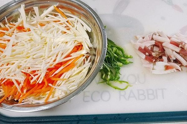茭白胡萝卜丝炒肉丝的做法图解1