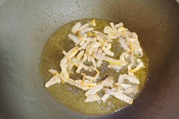 茭白胡萝卜丝炒肉丝的做法图解2