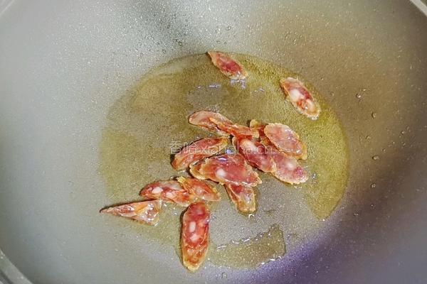 香肠炒茭白胡萝卜的做法图解2