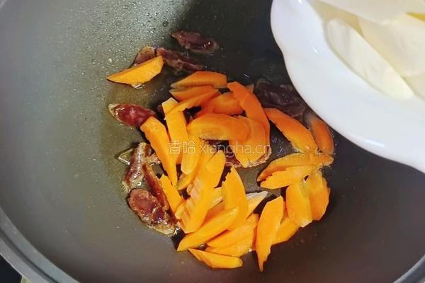 香肠炒茭白胡萝卜的做法图解3
