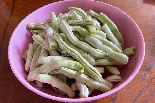 土豆炖豆角的做法图解1
