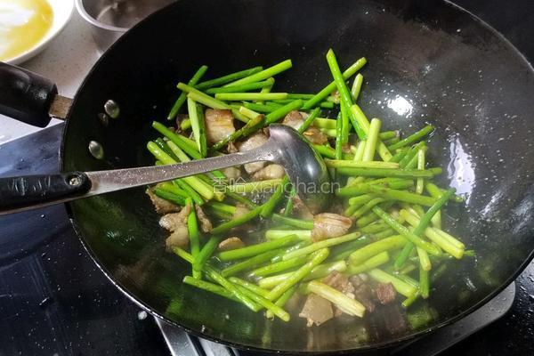 蒜苗回锅肉的做法图解5