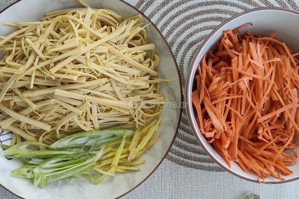 豆芽炒干豆腐的做法图解1