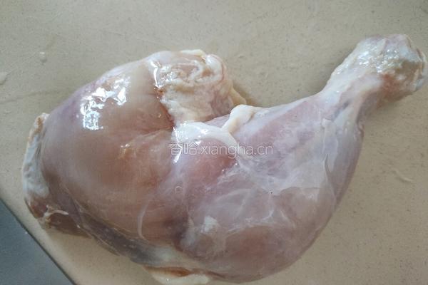 鸡肉炖蘑菇粉条的做法图解1