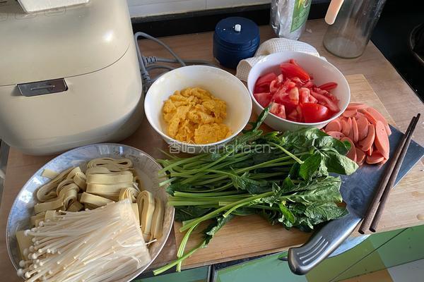 西红柿金针菇豆皮汤的做法图解1