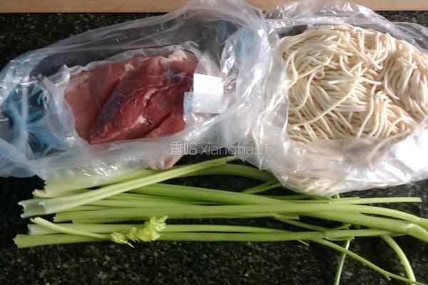 芹菜瘦肉炒面的做法图解1