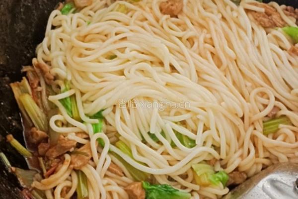 芹菜瘦肉炒面的做法图解10