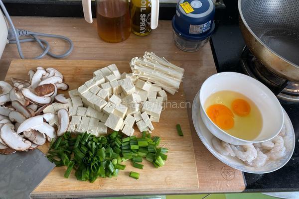 虾仁豆腐汤(三鲜汤)的做法图解1
