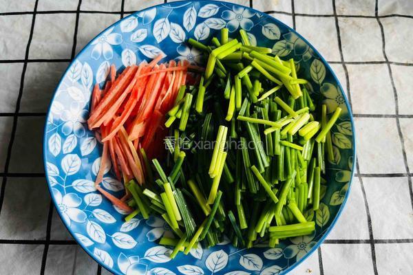 韭菜花炒肉丝的做法图解2