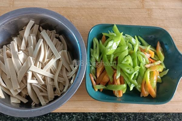 青椒炒豆腐皮的做法图解2