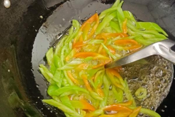 青椒炒豆腐皮的做法图解4