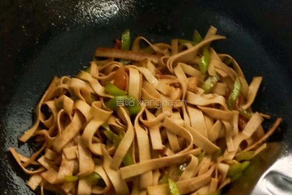 青椒炒豆腐皮的做法图解6