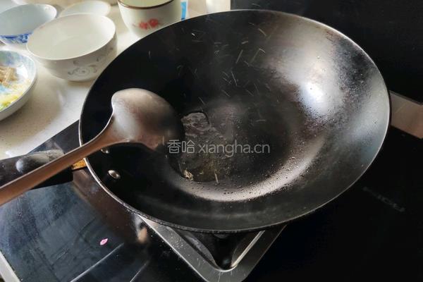 葱爆鱿鱼卷的做法图解2