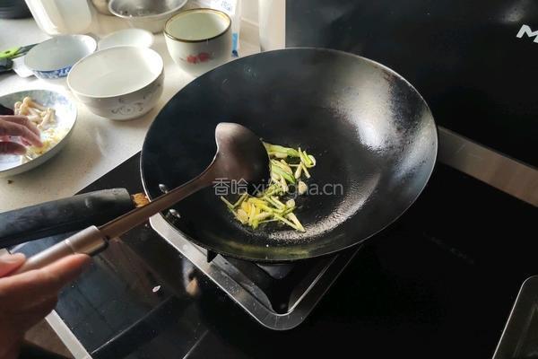 葱爆鱿鱼卷的做法图解3