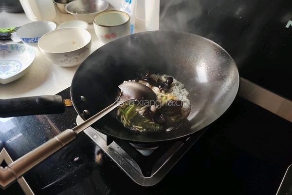 葱爆鱿鱼卷的做法图解5