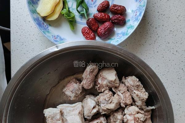 大补排骨汤的做法图解1
