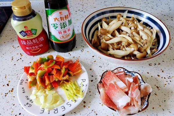 蟹味菇炒辣椒的做法图解1
