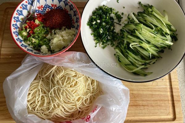 鸡丝凉面的做法图解2