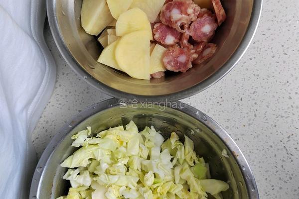 白菜土豆炒香肠的做法图解1