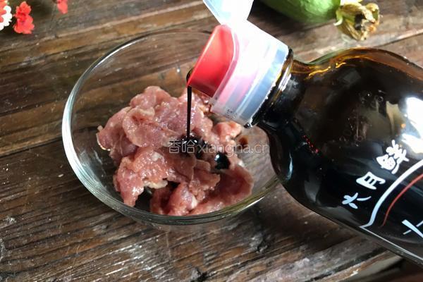 丝瓜炒肉的做法图解1