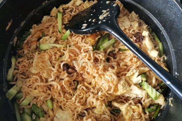 肉串炒方便面的做法图解9