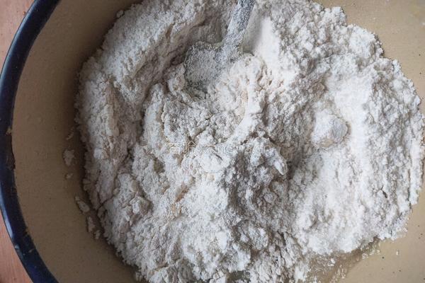 椰蓉蔓越莓螺旋酥(纯手工)的做法图解2