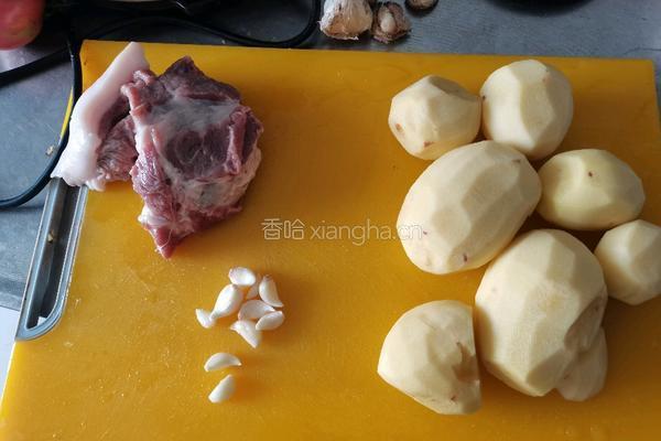 猪肉炖土豆的做法图解1