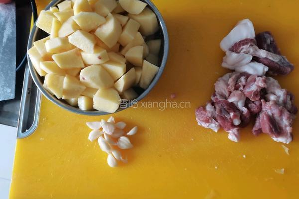 猪肉炖土豆的做法图解2
