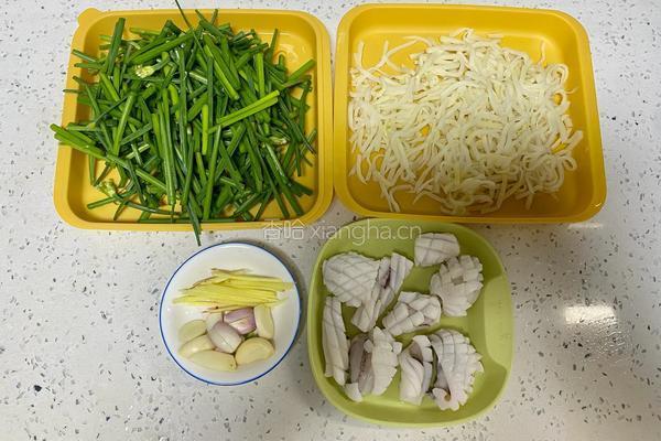 墨鱼笋丝炒韭菜花的做法图解1