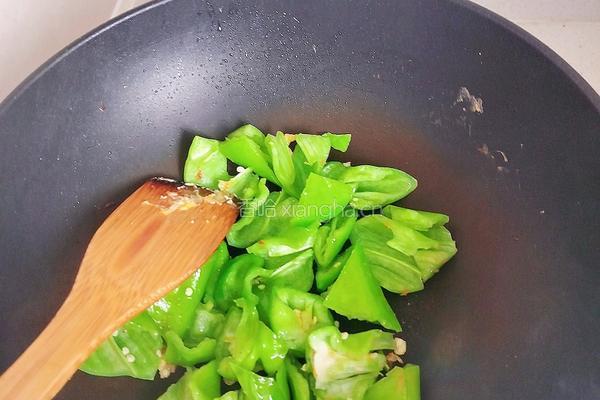 尖椒炒鸡蛋的做法图解4