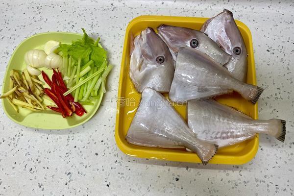 豆酱焖剥皮鱼的做法图解1