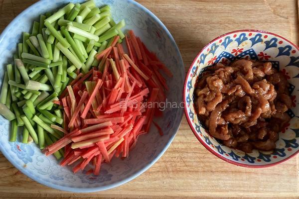 家常炒肉丝的做法图解1
