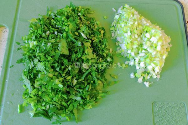 猪肉香菜水饺的做法图解2