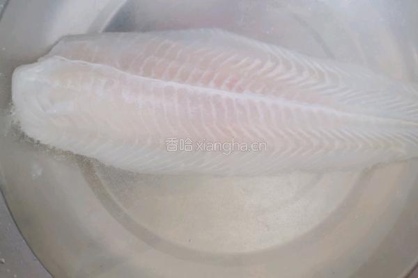 酸菜巴沙鱼的做法图解3
