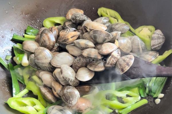 超简单的青椒蒜炒花甲的做法图解5