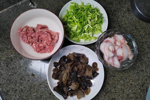 蒜薹炒肉炒鸭蛋的做法图解2