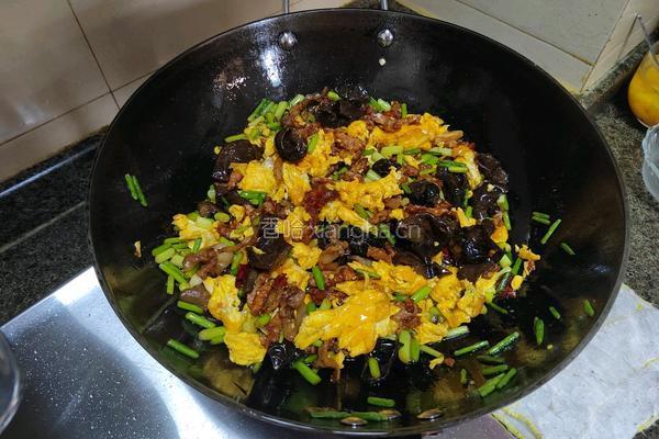 蒜薹炒肉炒鸭蛋的做法图解11