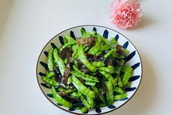 豌豆荚炒耳子