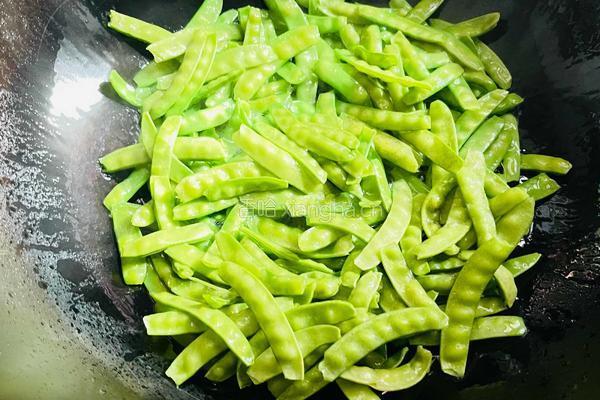 豌豆荚炒耳子的做法图解3
