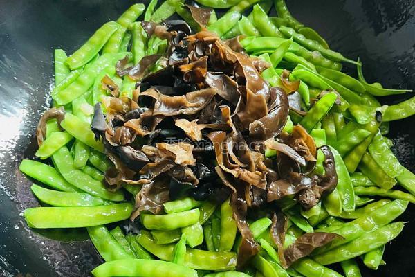 豌豆荚炒耳子的做法图解4