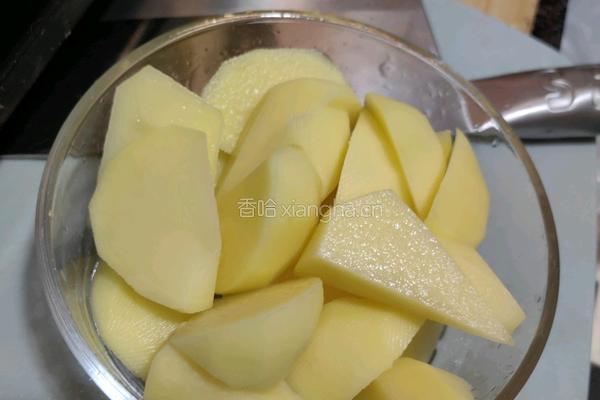 土豆炖番茄的做法图解1