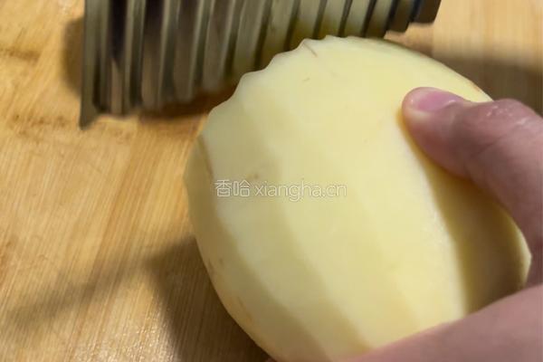 麻辣波浪土豆的做法图解2