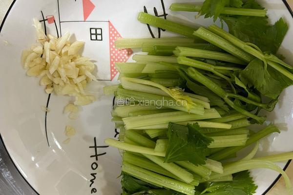 芹菜炒牛肉的做法图解2