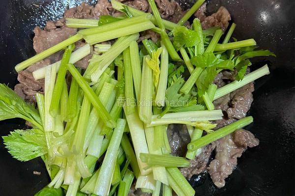 芹菜炒牛肉的做法图解6