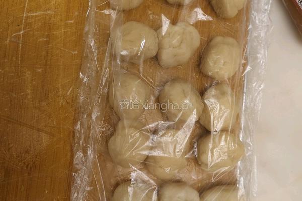 小熊猫蛋黄酥的做法图解6