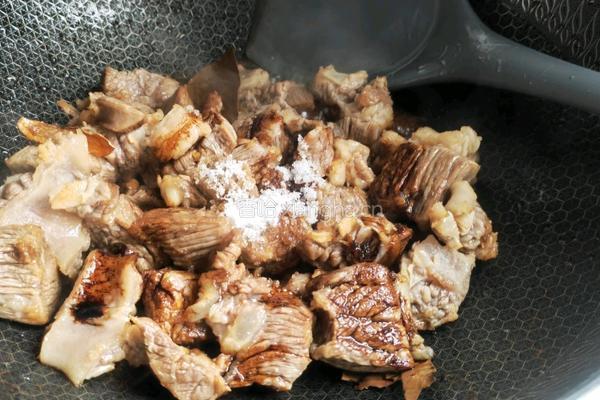 牛肉萝卜煲的做法图解3