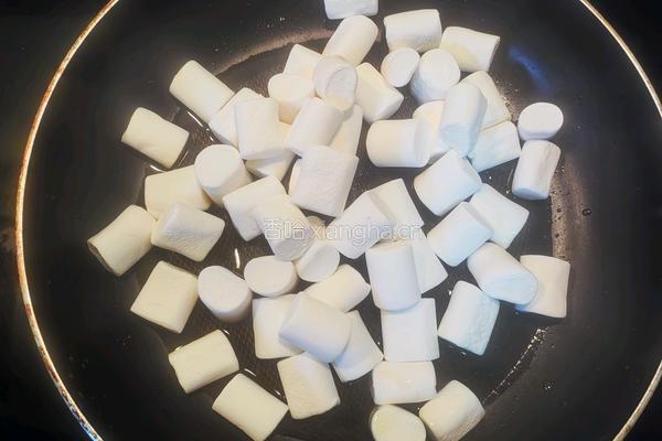 奥利奥草莓雪花酥的做法图解3