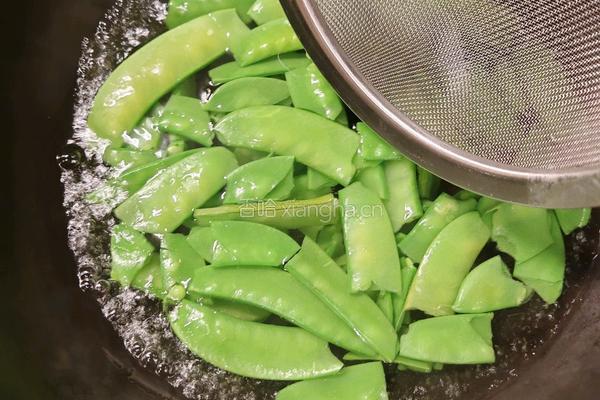 荷兰豆炒腊肉的做法图解4