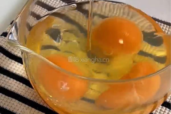 黑松露虾仁滑蛋三明治的做法图解2