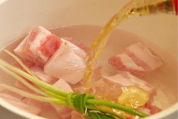 芋头炖五花肉的做法图解1